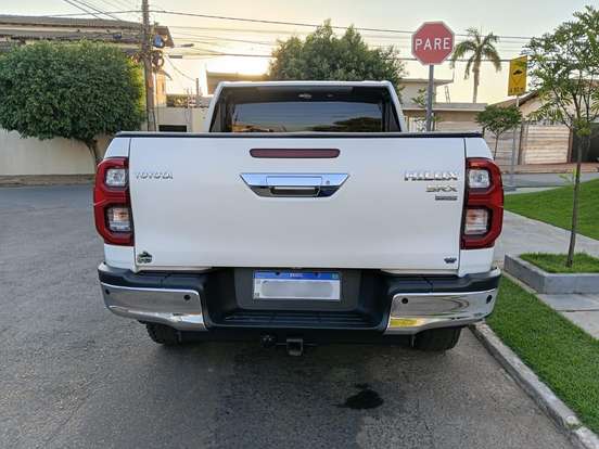 TOYOTA-HILUX-2023