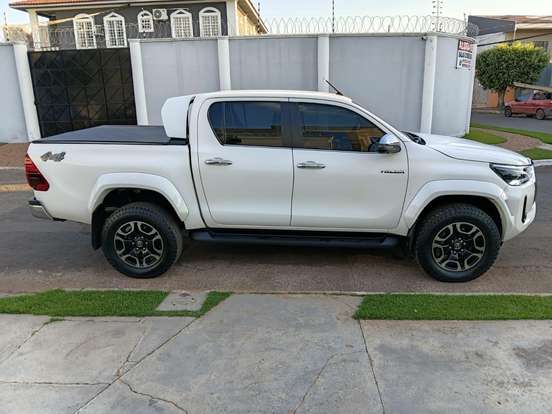 TOYOTA-HILUX-2.8 D-4D TURBO DIESEL CD SRX PLUS 4X4 AUTOMÁTICO TOYOTA-HILUX-2023