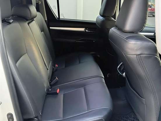 TOYOTA-HILUX-2.8 D-4D TURBO DIESEL CD SRX PLUS 4X4 AUTOMÁTICO TOYOTA-HILUX-2023