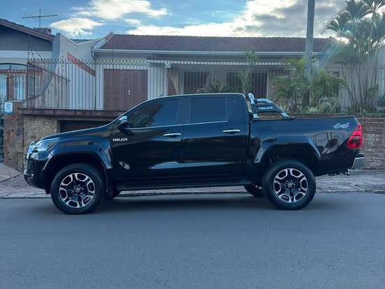 TOYOTA-HILUX-2.8 D-4D TURBO DIESEL CD SRX PLUS 4X4 AUTOMÁTICO TOYOTA-HILUX-2023