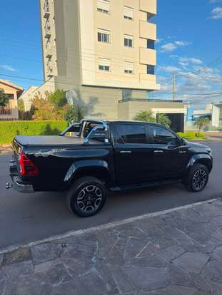 TOYOTA-HILUX-2023