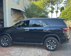 TOYOTA HILUX SW4 2.8 D-4D TURBO DIESEL DIAMOND 7L 4X4 AUTOMÁTICO TOYOTA HILUX SW4 2.8 D-4D TURBO DIESEL DIAMOND 7L 4X4 AUTOMÁTICO