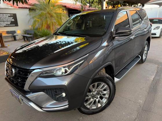 TOYOTA HILUX SW4 2.8 D-4D TURBO DIESEL SRX 7L 4X4 AUTOMÁTICO