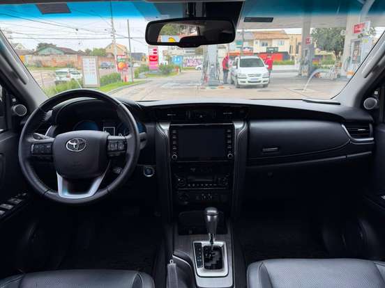 TOYOTA-HILUX SW4-2023