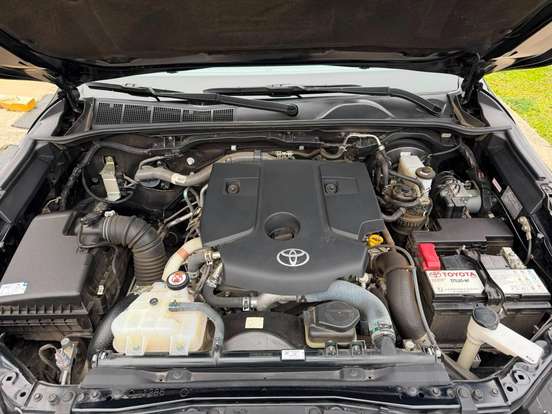 TOYOTA-HILUX SW4-2023