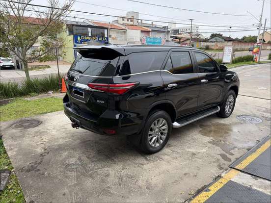 TOYOTA-HILUX SW4-2.8 D-4D TURBO DIESEL SRX 7L 4X4 AUTOMÁTICO TOYOTA-HILUX SW4-2023