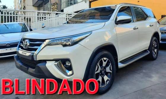 TOYOTA HILUX SW4 2.8 SRX DIAMOND 4X4 7 LUGARES 16V TURBO INTERCOOLER DIESEL 4P AUTOMÁTICO