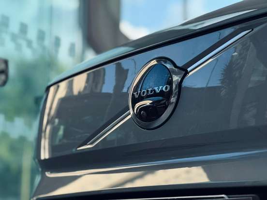 VOLVO-EX90-2025