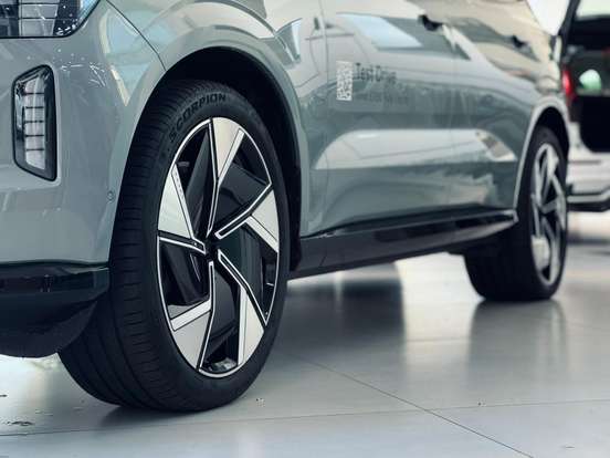VOLVO-EX90-2025