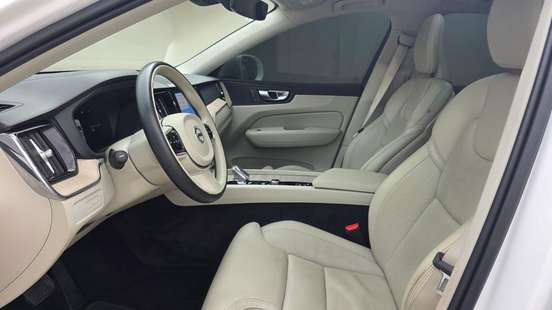 VOLVO-XC60-2023