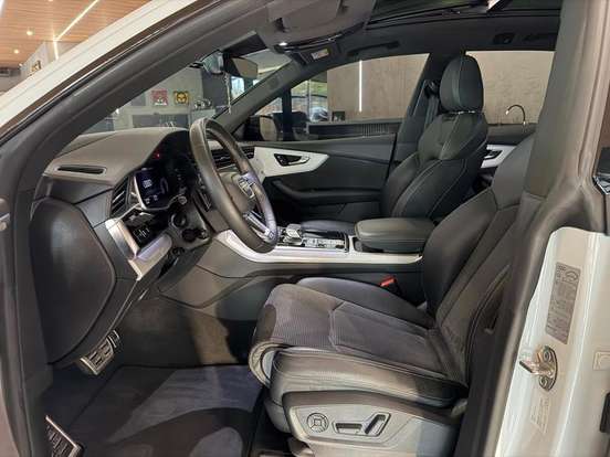 AUDI-Q8-2021