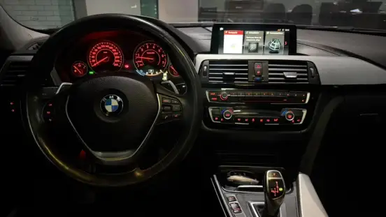 BMW-320i-2017