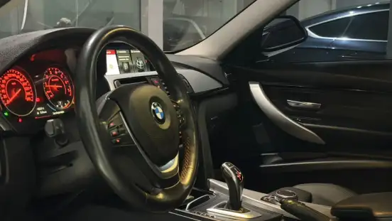 BMW-320i-2017