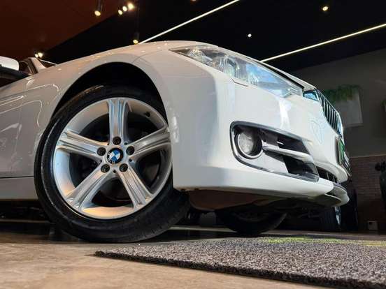 BMW-320i-2015