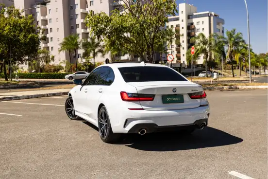 BMW-330e-2021