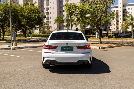 BMW-330e-2021