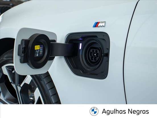BMW-330e-2025