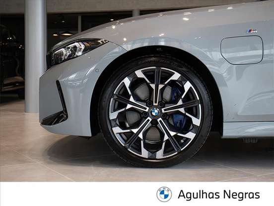 BMW-330e-2025