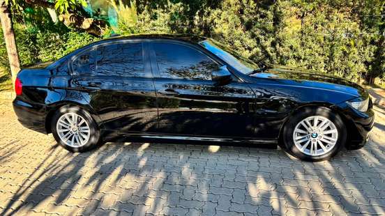 BMW-320i-2010