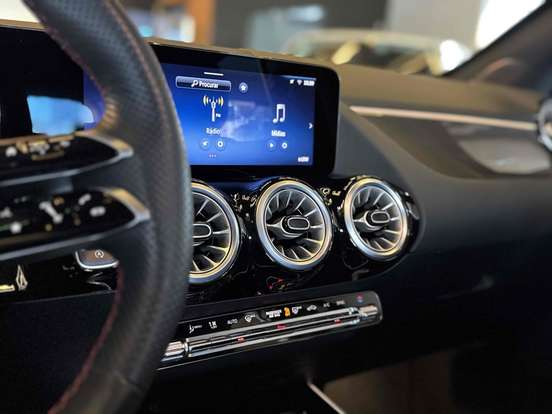 MERCEDES-BENZ-GLA 200-2024