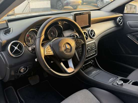 MERCEDES-BENZ-GLA 200-2016