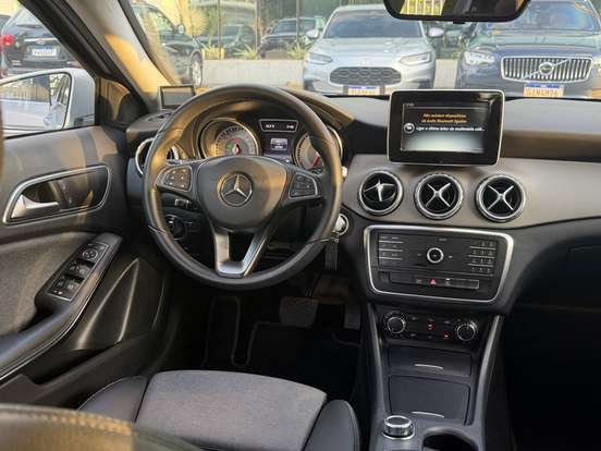 MERCEDES-BENZ-GLA 200-2016