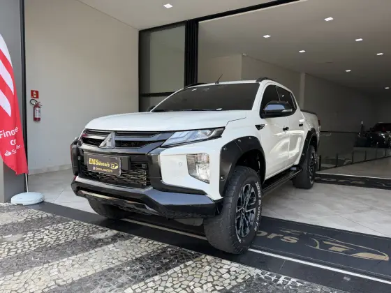 MITSUBISHI L200 TRITON 2.4 16V TURBO DIESEL SPORT HPE-S CD 4P 4X4 AUTOMÁTICO MITSUBISHI L200 TRITON 2.4 16V TURBO DIESEL SPORT HPE-S CD 4P 4X4 AUTOMÁTICO