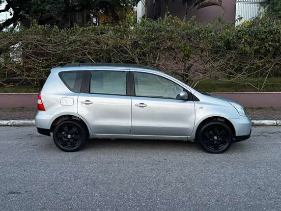NISSAN-LIVINA-2011