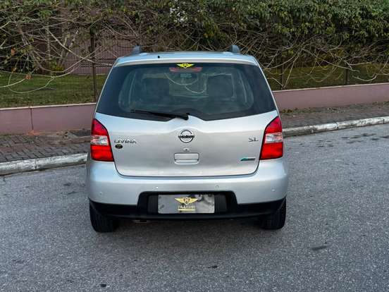 NISSAN-LIVINA-2011