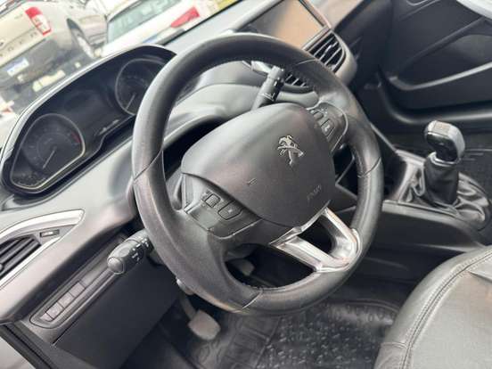 PEUGEOT-208-2015