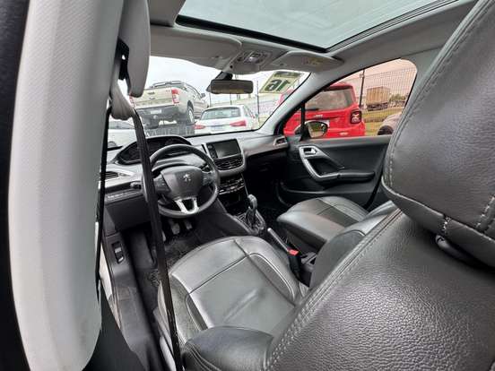 PEUGEOT-208-2015