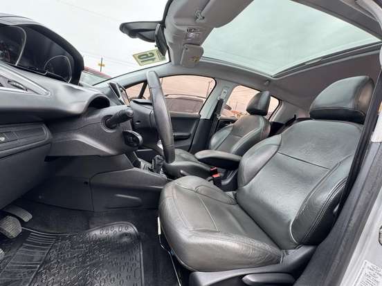 PEUGEOT-208-2015