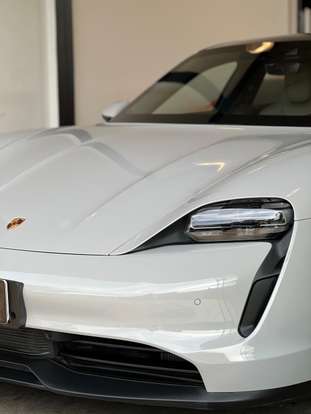PORSCHE-TAYCAN-2023