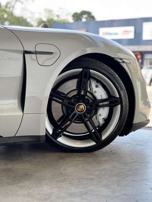 PORSCHE-TAYCAN-2023
