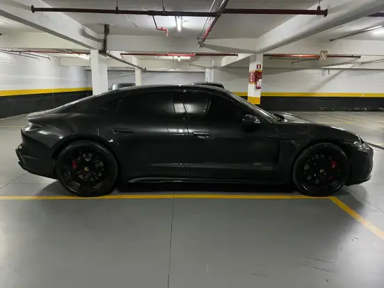 PORSCHE-TAYCAN-2023
