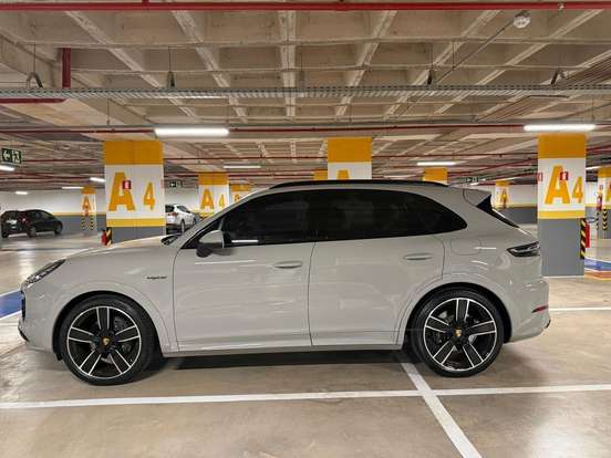 PORSCHE-CAYENNE-2023