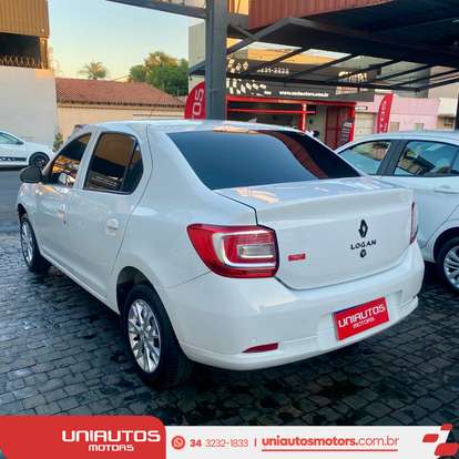 RENAULT-LOGAN-2023