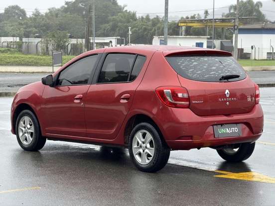 RENAULT-SANDERO-2015