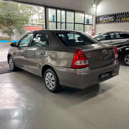 TOYOTA-ETIOS-2017