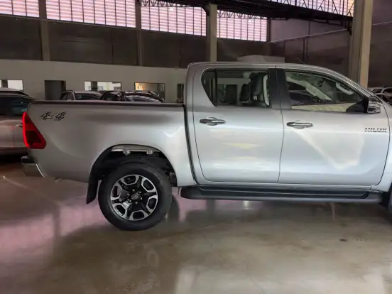 TOYOTA-HILUX-2.8 D-4D TURBO DIESEL CD SRX 4X4 AUTOMÁTICO TOYOTA-HILUX-2022