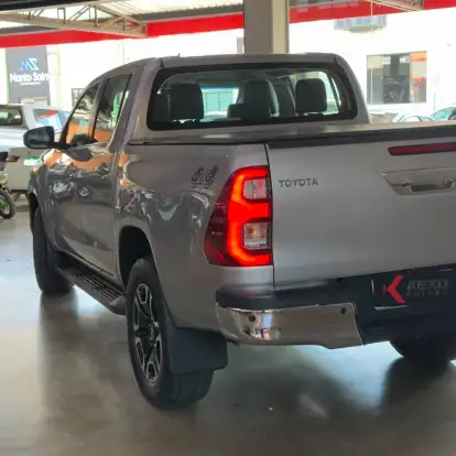 TOYOTA-HILUX-2.8 D-4D TURBO DIESEL CD SRX 4X4 AUTOMÁTICO TOYOTA-HILUX-2022