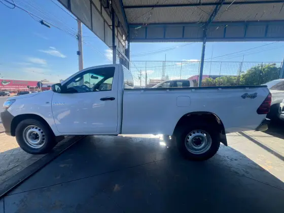 TOYOTA HILUX 2.8 D-4D TURBO DIESEL CS 4X4 MANUAL