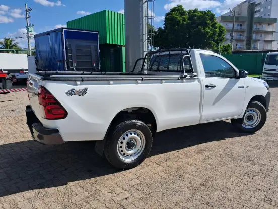 TOYOTA-HILUX-2025