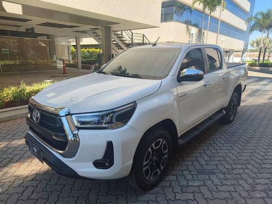 TOYOTA HILUX 2.8 D-4D TURBO DIESEL CD SRV 4X4 AUTOMÁTICO