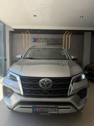 TOYOTA HILUX SW4 2.8 D-4D TURBO DIESEL SRX 7L 4X4 AUTOMÁTICO