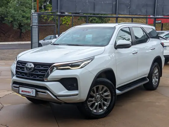 TOYOTA HILUX SW4 2.8 D-4D TURBO DIESEL SRX 7L 4X4 AUTOMÁTICO