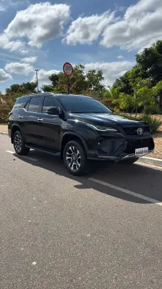 TOYOTA HILUX SW4 2.8 D-4D TURBO DIESEL SRX PLATINUM 7L 4X4 AUTOMÁTICO TOYOTA HILUX SW4 2.8 D-4D TURBO DIESEL SRX PLATINUM 7L 4X4 AUTOMÁTICO