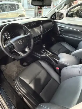 TOYOTA HILUX SW4 2.8 D-4D TURBO DIESEL SRX PLATINUM 7L 4X4 AUTOMÁTICO