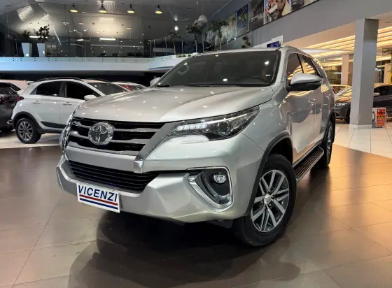 TOYOTA HILUX SW4 2.8 SRX 4X4 7 LUGARES 16V TURBO INTERCOOLER DIESEL 4P AUTOMÁTICO TOYOTA HILUX SW4 2.8 SRX 4X4 7 LUGARES 16V TURBO INTERCOOLER DIESEL 4P AUTOMÁTICO