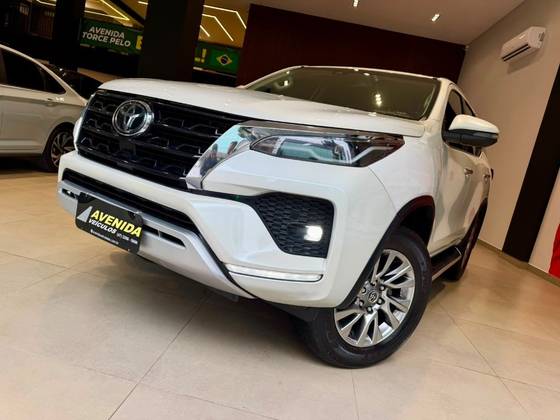 TOYOTA HILUX SW4 2.8 D-4D TURBO DIESEL SRX 7L 4X4 AUTOMÁTICO